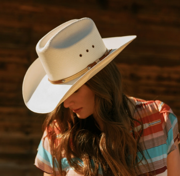 Topi Cowboy dengan Detail Tali di Tengah